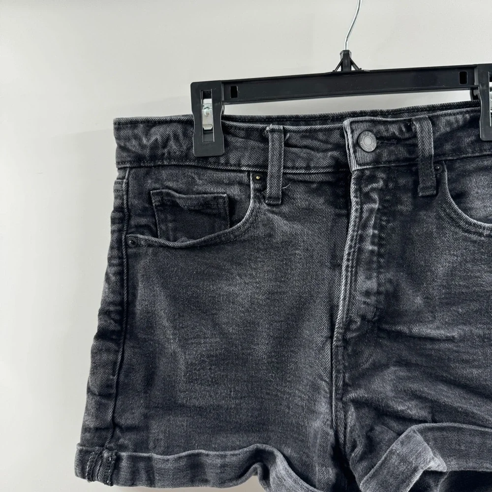 Old Navy Black Wash High-Waisted Jean Shorts – Size 8 - Picture 2 of 7